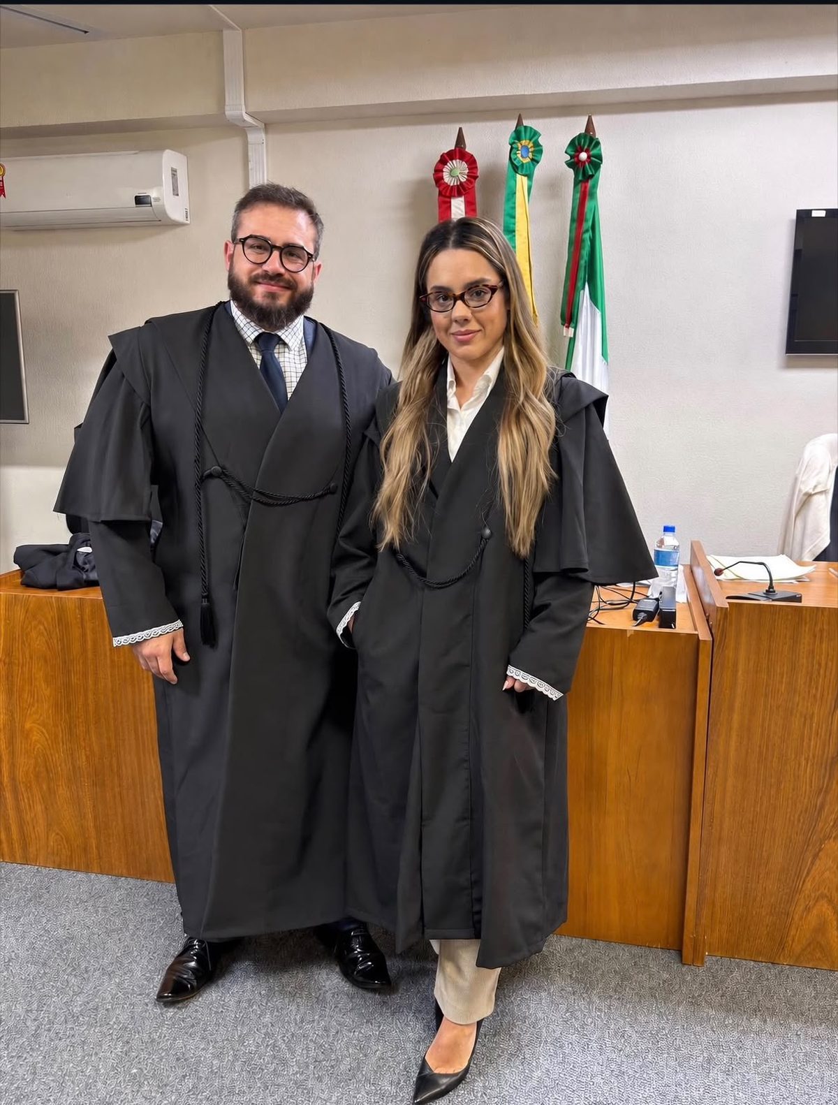 Pablo e Maurília Dietrich de beca, em sala de sessões de tribunal
