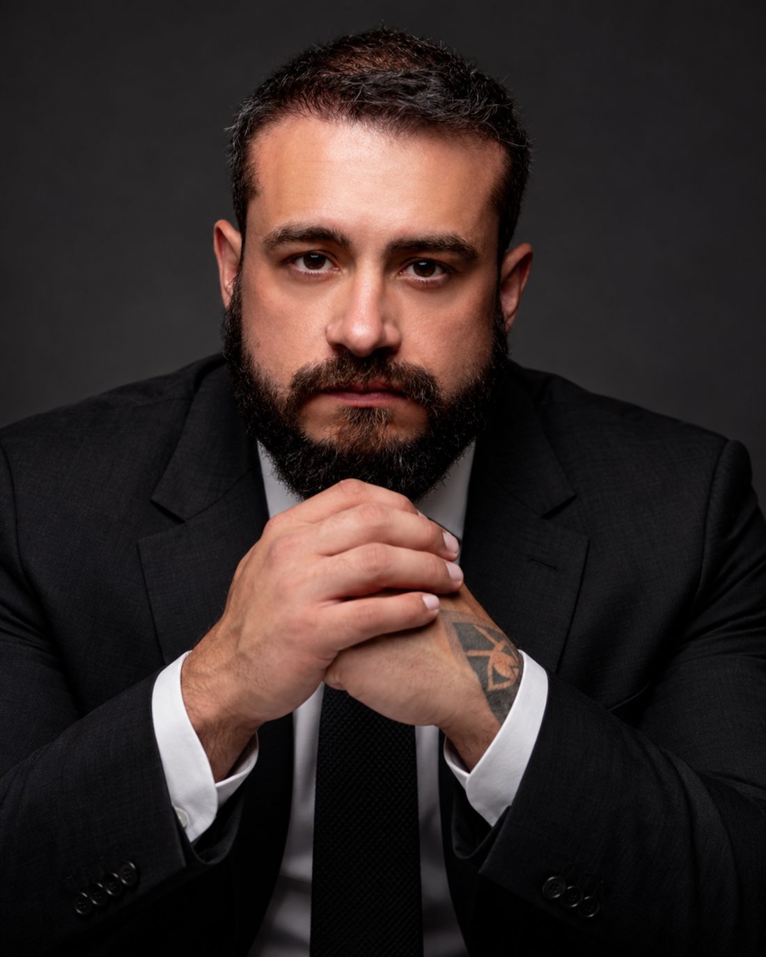 Retrato de Pablo Dietrich, de terno escuro, mãos unidas